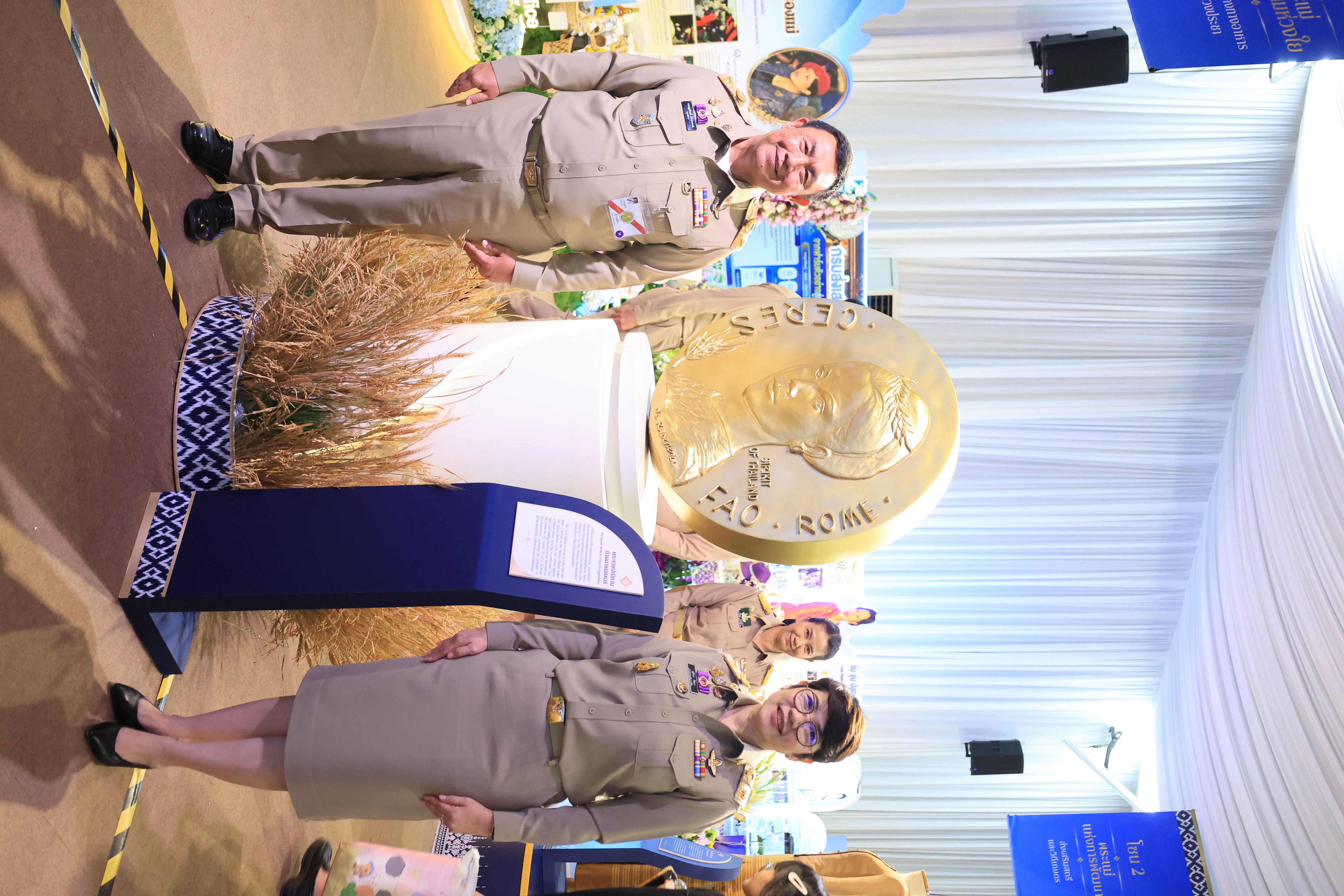 title - สำนักงานการปฏิรูปที่ดินเพื่อเกษตรกรรม ร่วมเฝ้าฯ รับเสด็จ สมเด็จพระกนิษฐาธิราชเจ้า กรมสมเด็จพระเทพรัตนราชสุดา ฯ สยามบรมราชกุมารี เสด็จพระราชดำเนินไปทรงเปิดงานเทิดพระเกียรติและน้อมรำลึก ในพระมหากรุณาธิคุณของสมเด็จพระนางเจ้าสิริกิติ์ พระบรมราชินีนาถ พระบรมราชชนนีพันปีหลวง “ภูษา ธัญญา ราชินี”